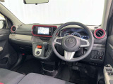 運転席まわりです。 各操作スイッチは使いやすい位置に配置されてます。