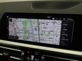 【純正ナビゲーション】BMWのナビゲーションは操作性も良く、詳細な地図情報と交通状況を見やすく表示し、快適なドライビングをサポートしながら目的地までナビゲートします。