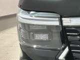 LEDヘッドライトは、点灯の瞬間から最大光量を発揮し、突然暗くなるトンネルなどでの安定感を高めます。