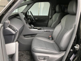 運転席からの視界は広く、運転操作もスムーズに行えます。上質な素材と丁寧な作り込みが、快適なドライブをサポートします。