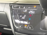 【オートエアコン】一度お好みの温度に設定すれば、車内の温度を検知し風量や温度を自動で調整。暑い&hellip;寒い&hellip;と何度もスイッチ操作をする必要はありません。快適な車内空間には必須の機能ですね♪