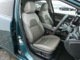 高級感のある上質なシートです。前席にはシートヒーターが付いています。また運転席はパワーシートになります。