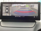車体がシースルー(透過)して周囲の見通しを高めた設計の『360&deg;シースルービューモニター』を搭載。大きな車体でも、上空から見下ろす正確な視点で、狭い道や駐車をサポートします。