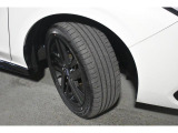 タイヤサイズは215/50R17です。