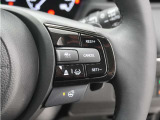 ◆アダプティブクルーズコントロール◆予め設定した車速内でクルマが自動的に加減速。前走車との適切な車間距離を維持しながら追従走行します。【LKAS】車線維持支援システムでステアリング操作を支援。