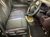 ベンチシートは、運転席と助手席の移動もスムーズ! 狭い駐車場での乗り降りや、お子様の乗り降りにも便利です。