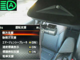 フロントカメラで車線や前方の人や車をモニターして、エマージェンシーブレーキや車線逸脱警報をを作動。ハイビームアシストも装備。