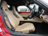 正しい姿勢で運転できるように体幹の腰部をしっかりささえるようデザインされているシートです。素材、シート形状を研究することでフィット感を高めつつ、優れた快適性を実現しています。