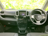 運転席周りは、シンプルで使いやすいデザインです。視界も広く、運転に集中できます。快適な運転環境をご提供します。