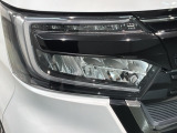 LEDヘッドライトは、点灯の瞬間から最大光量を発揮し、突然暗くなるトンネルなどでの安定感を高めます。