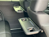 前席背面には格納式のテーブルを装備。ちょっとした荷物が掛けられて便利なコンビニフック付です。