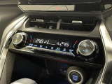 【左右独立オートエアコン】左右独立型、いわゆるデュアルエアコンです。運転席と助手席でそれぞれお好みの温度を設定可能です。