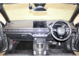 操作性に優れた運転席となります!小物入れや各ボタンの配置にこだわり、使いやすいです!座り心地もよく視認性も良好なのでロングドライブもお任せ下さい!