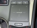 手元でナビゲーションなどの操作を可能にする「リモートタッチ」は、運転姿勢の変化を抑制し、スムーズな操作が可能です。