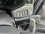 操作しやすい位置に配置されたウインカーレバー。確実な操作感で、安全な車線変更をサポートします。日常の運転をより快適にします。