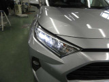 精悍な3灯式LEDランプ+LEDクリアランスランプ+LEDデイライト(オートレベリング機能付)