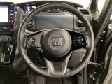 ハンドルにHondaセンシング系のクルーズコントロールやレーンキープアシストなどのスイッチと、オーディオの操作スイッチが装備されています。ハンドルから手を離さず安全に操作できます。