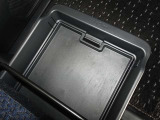 便利な収納ポケット、小物入れを各所に配置しています。