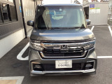 【車両状態証明書付】より安心してご購入頂く為、第三者機関による車両状態証明書を見ながら実車確認できます(フロントガラスのA1減点はほとんどの中古車にあるミリ単位の飛び石傷ですのでご安心下さい)。