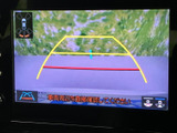 後方の状況を画面で確認できるので、狭い場所での駐車や車庫入れが楽になります。安全な運転をサポートする頼もしい機能です。