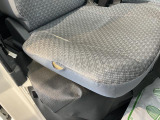 運転席シートに破れあります。