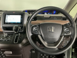 【ハンドル】運転にかかわる様々な操作を安全に行えるように視点移動が少なく操作性に配慮されたスイッチ類が凝縮されたコックピットです。