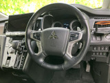 握りやすいステアリングは、運転操作をスムーズにします。快適なドライビングポジションを実現し、長距離運転でも疲れにくい設計です。