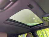 【サンルーフ】開放感たっぷりの希少装備、サンルーフが装着されています!車内に明かりを取り入れたり景色を楽しむ以外にも、車内の空気も簡単に換気できて快適です!
