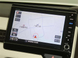 【8インチ純正ナビ】純正ナビを装備。タッチパネル式で使いやすく、詳細地図により目的地をピンポイントで設定できます。初めての道でも迷いにくく、ロングドライブも快適ですよ♪