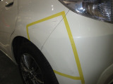 この車両は助手席側リアフェンダー付近にA3サイズ程度の傷が有ります。こちらは現状での販売となります。ご希望であれば当社にて板金修理を行うことも可能です。詳しくは担当営業までご相談下さいませ。