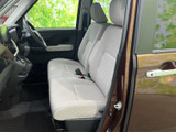 運転席からの視界は広く、運転操作もスムーズに行えます。シンプルで使いやすい操作パネルが、快適なドライブをサポートします。