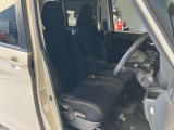 運転席まわりです。運転席からの視界が左右に広く隅々まではっきりと見渡せます!クルマの前端も把握しやすく安心して運転できます!