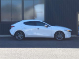 無駄なプレスラインはいらない。MAZDAの考える引き算の美学。 景色の映り込みや外光で表情を変えるボディーパネル