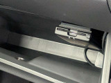 グローブボックス内にすっきりと収まるビルトインタイプのETC車載器。高速道路の料金所もスムーズに通過でき、長距離のドライブや旅行の際にも欠かせない便利な装備です