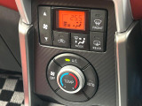 【オートエアコン】一度お好みの温度に設定すれば、車内の温度を検知し風量や温度を自動で調整。暑い&hellip;寒い&hellip;と何度もスイッチ操作をする必要はありません。快適な車内空間には必須の機能ですね♪