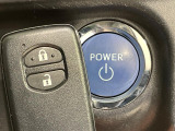 【スマートキー】カバンやポケットに入れたままでもドアの施錠・解錠が可能なスマートキーを装備。エンジンのオン・オフ時もカギを取り出す必要が無いからとっても便利です♪
