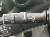 雨天時でもクリアな視界を確保。操作性の高いワイパーレバーで、安全運転をサポートします。