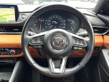 【純正革巻きステアリング】上質な革を使用することで、手にしっかり馴染みとても運転しやすいハンドルです♪