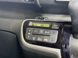 【オートエアコン】「AUTO」スイッチを押すだけで、冷暖房の切り替えや風量、吹き出し口の調整などを自動で行います。