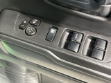 【電動格納ミラー】サイドミラーは電動格納式となっており、狭い駐車場でもキズがつくリスクを抑えられます。
