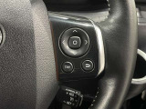 ステアリングスイッチ付きで、運転中に視線を前に向けたまま操作できます。