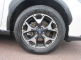 右前 17インチアルミホイール タイヤサイズは、225/60R17です。「*ホイールロックナットは展示用です」