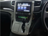 【HDDナビ】8インチHDDナビ+電動開閉後席モニターほか5.1chサウンドシステムと、車内18個のスピーカー、フルセグTV、ブルートゥース機能など多彩な機能が満載です!