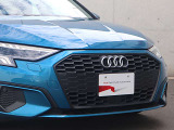 ●一目でAudiとわかる特徴的なシングルフレームグリル・LEDランプ。精悍なフロントマスクからAudiのスマートで上品なブランドを連想させてくれます。女性にも大変ご好評頂いております。