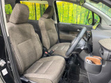 運転席シート廻りは使用感も少なく、良好な状態となっています。前オーナー様が丁寧に使っていたことがよくわかりますね。