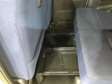 後席の下に収納ボックスを装備しています