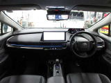室内は、圧迫感の少ない広々とした空間と運転に集中できるコックピットを両立。