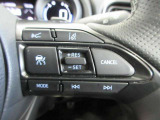 【レーダークルーズコントロール】はミリ波レーダーセンサーからの情報により先行車を認識。アクセルに足をかけることなく、設定した車間距離を保ちながら追従走行してくれます