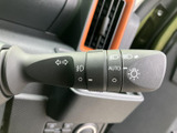 操作しやすい位置に配置されたウインカーレバー。直感的に操作でき、安全な車線変更をサポートします。運転のしやすさを追求。