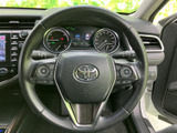 握りやすいステアリング形状で、長時間の運転でも疲れにくい設計です。操作性にも優れ、快適なドライビングをサポートします。